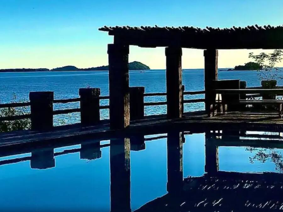 2 buitenzwembaden en ligstoelen