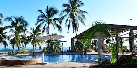 Bar junto a la piscina