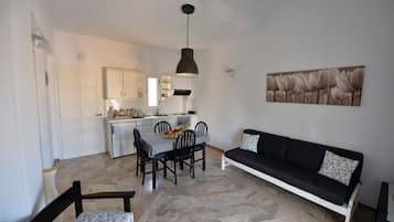 Apartment | Premium bedding, in-room safe, desk, soundproofing
