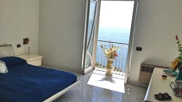 Minibar, rollaway beds, free WiFi