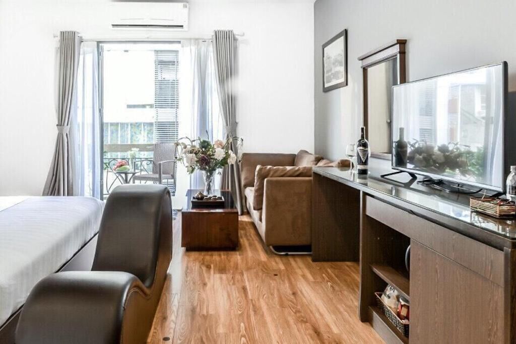 Minibar, safe på rommet, skrivebord og lydisolert