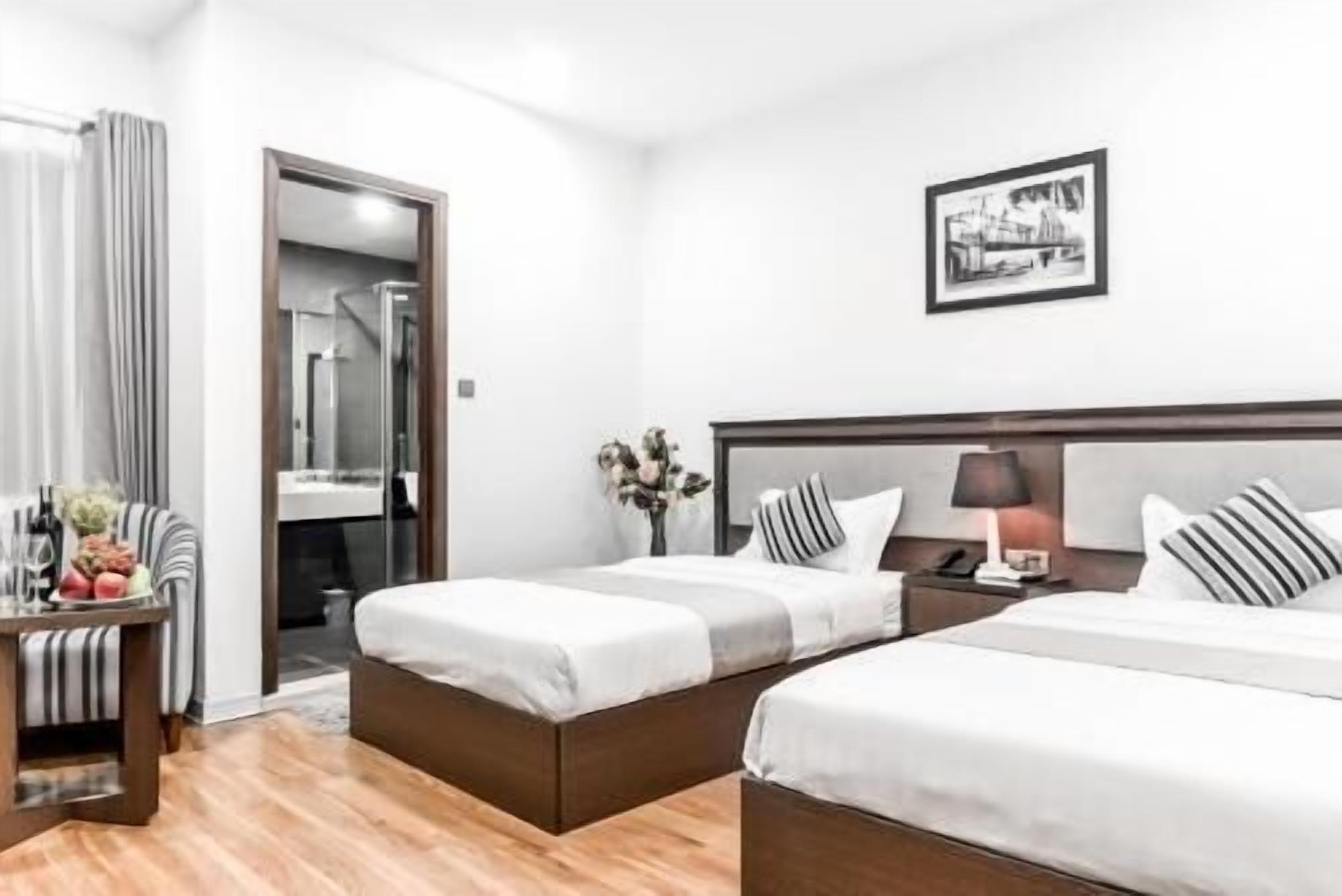 Minibar, safe på rommet, skrivebord og lydisolert