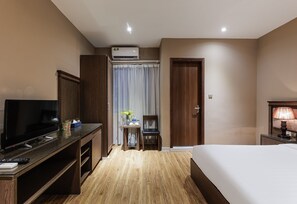 Habitación doble superior | Minibar, caja de seguridad en la habitación y escritorio 