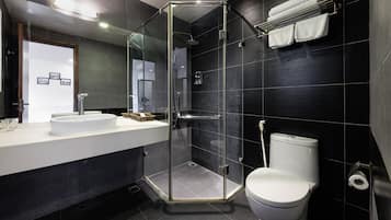 Phòng đôi Superior | Phòng tắm | Buồng tắm vòi sen, vòi sen phun mưa, đồ dùng nhà tắm miễn phí