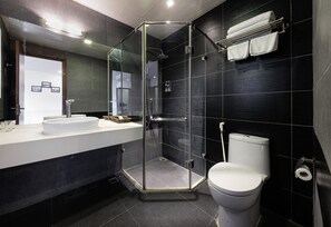 Superior Double Room | Bathroom | Shower, rainfall showerhead, free toiletries, hair dryer - Collection O Le Grand Hanoi hotel – The Tryst (Hanoi)