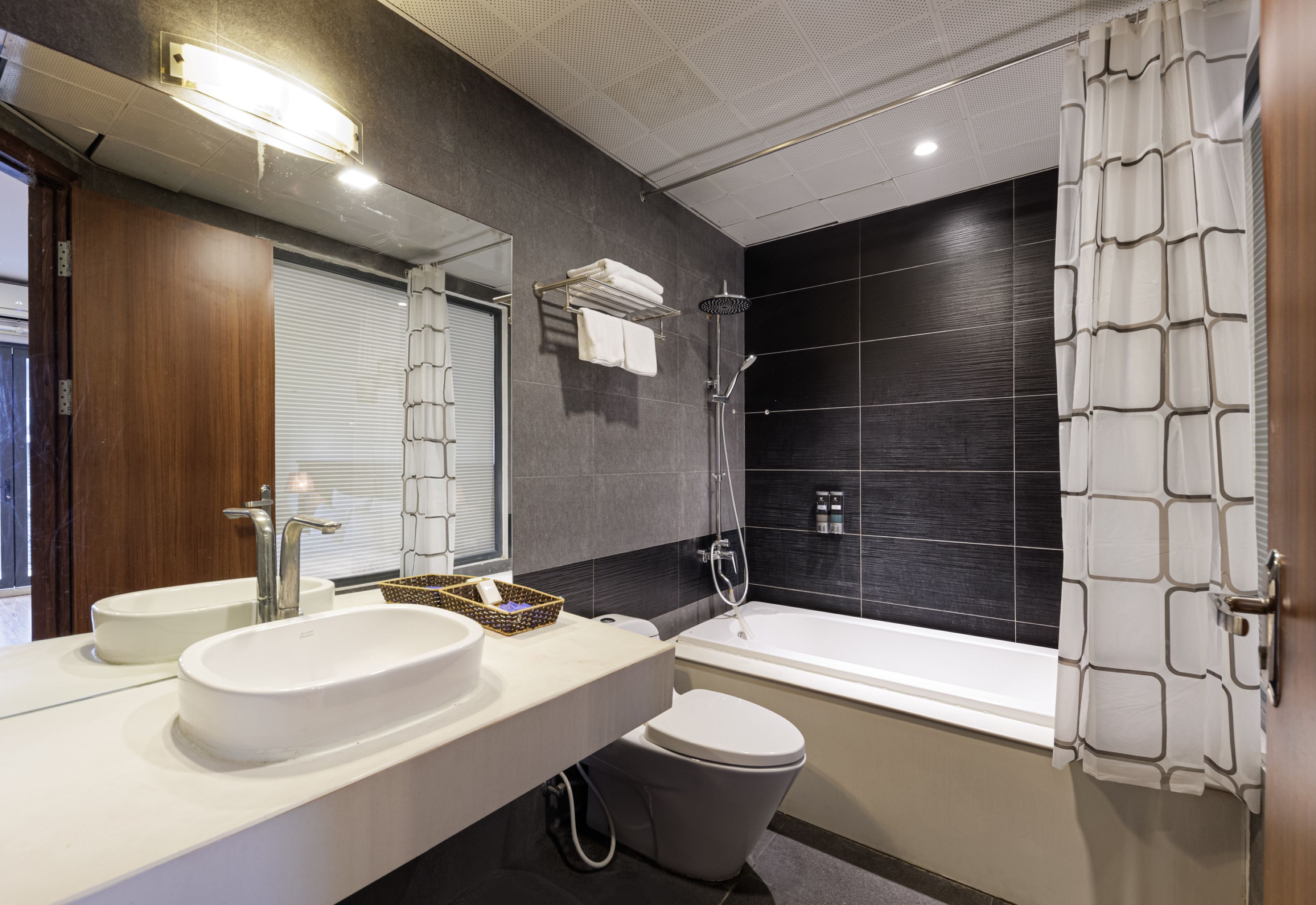 deluxe double room | bathroom | shower, rainfall showerhead, free toiletries, hair dryer
