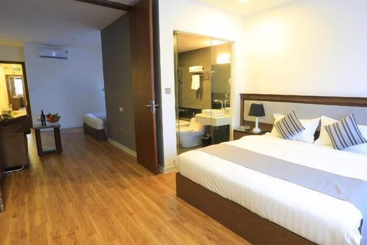 Minibar, caja de seguridad en la habitación y escritorio
