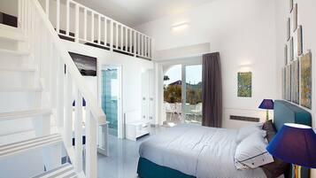 Quadruple Room | Memory foam beds, desk, soundproofing, free WiFi