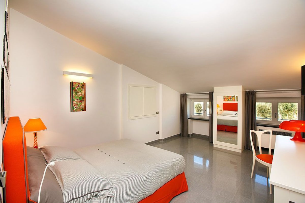 Memory-foam beds, desk, soundproofing, free WiFi