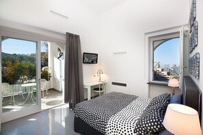 Kamar Quadruple | Busa memori, meja kerja, kedap suara, dan Wi-Fi gratis