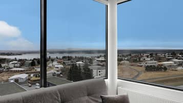 Studio – deluxe, utsikt mot innsjø | Oppholdsområde | LED-TV