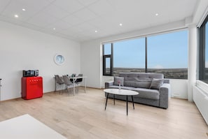 Deluxe-Studio, Seeblick | Wohnbereich | LED-Fernseher