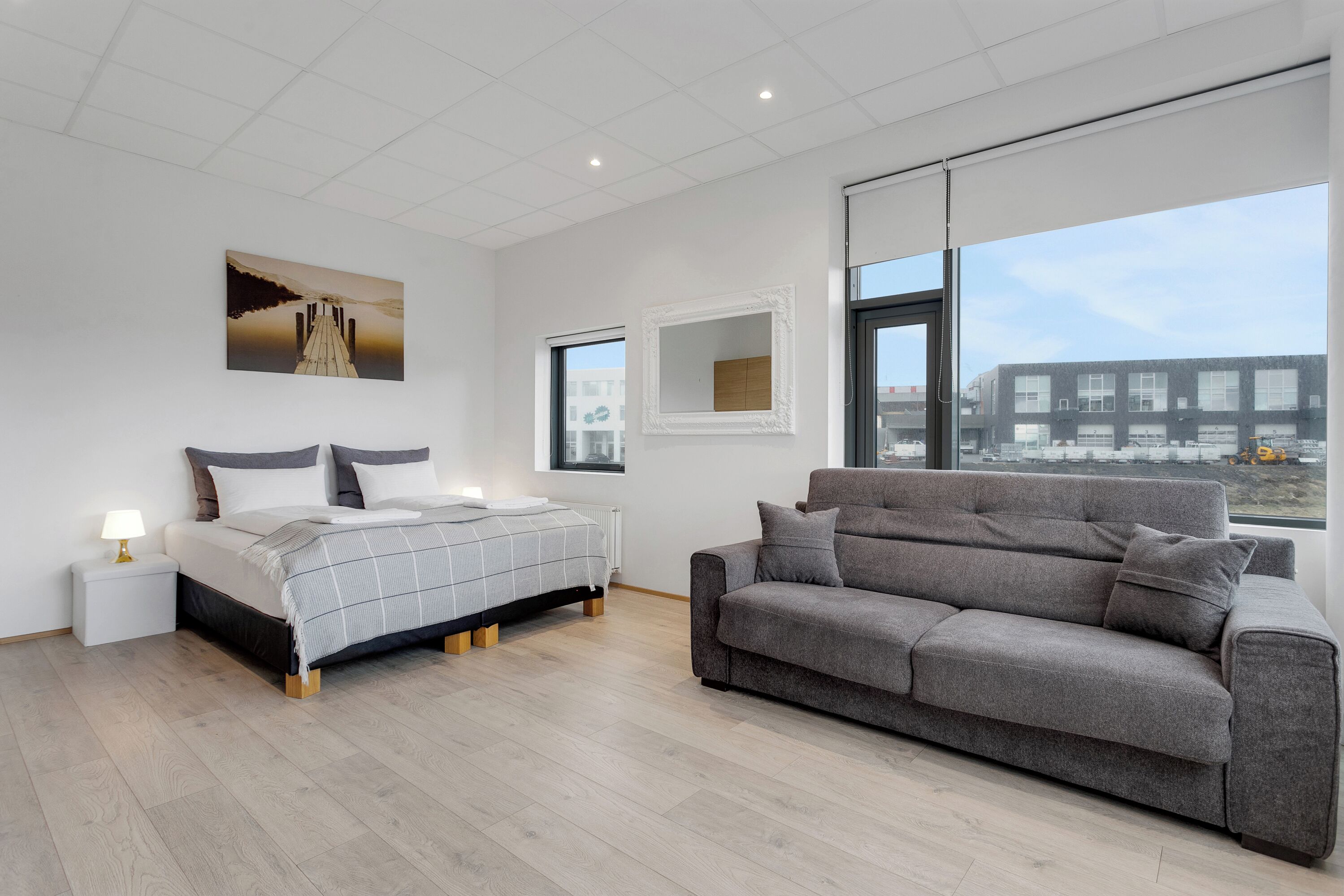 Economy studio | Woonruimte | Een ledtelevisie