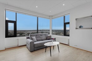 Deluxe studio, uitzicht op meer | Woonruimte | Ledtelevisie