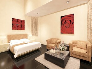 Grand Studio Suite | Peti besi dalam bilik, meja, seterika/papan seterika 