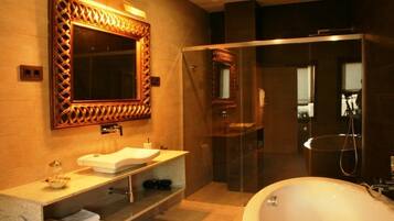 Suite | Badkamer | Een aparte badkuip en douche, een haardroger, pantoffels, een bidet