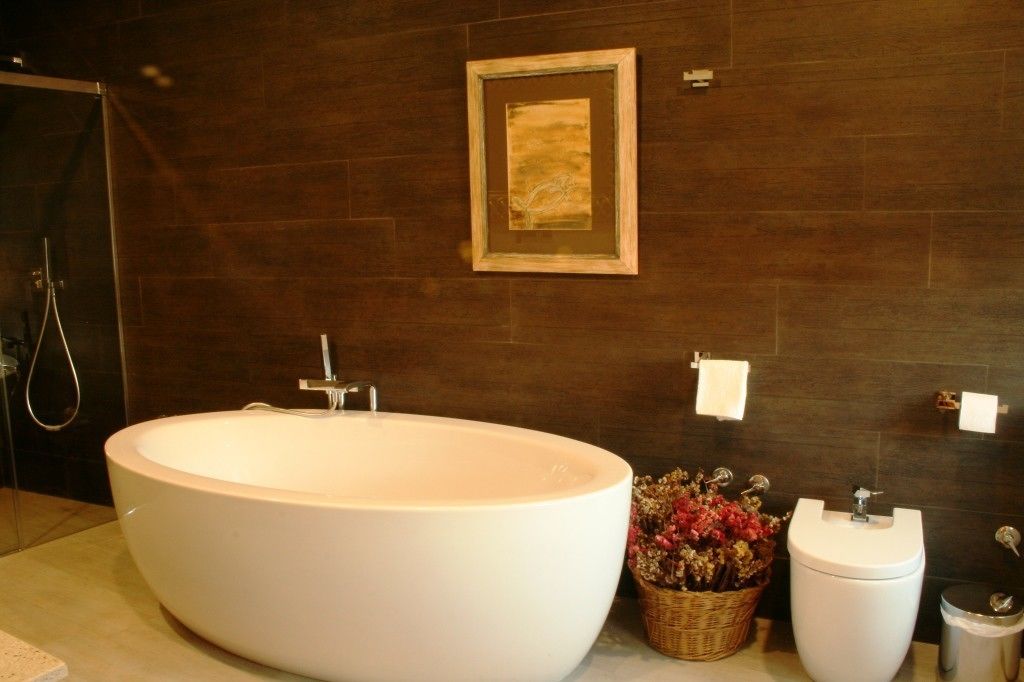 suite | deep-soaking bathtub