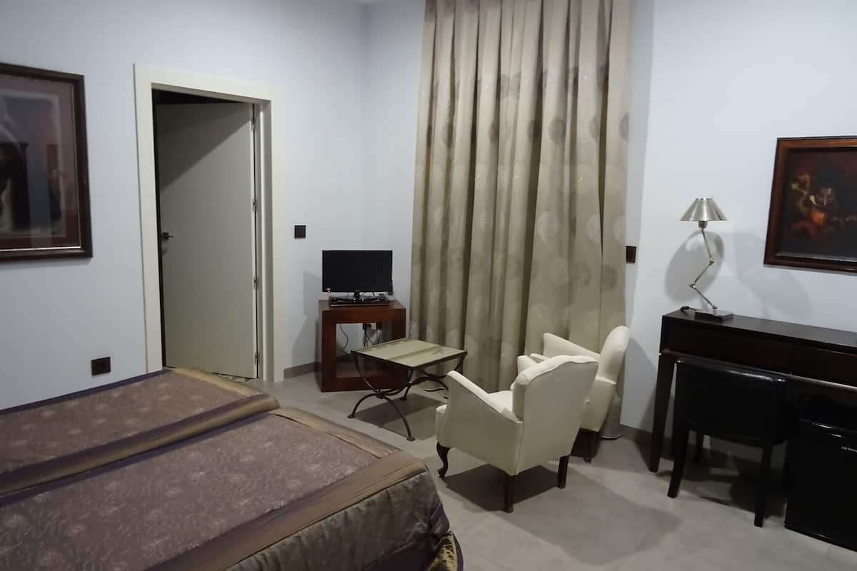 double room | desk, laptop workspace, iron/ironing board, free cots/infant beds