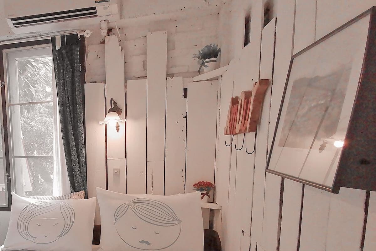 Standaard kamer, 1 queensize bed, niet-roken, privébadkamer | Donsdekens, een laptopwerkplek, gratis wifi