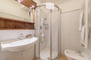 Haartrockner, Bidet, Handtücher, Seife