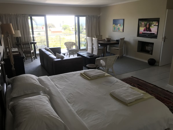 Deluxe Suite, 1 Bedroom, Non Smoking, Ocean View | In-room safe, desk, iron/ironing board, free WiFi