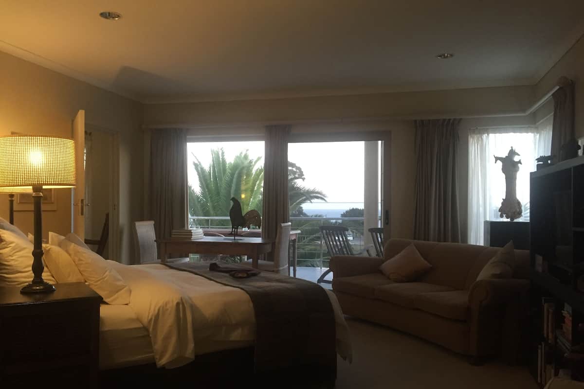 Suite, 2 Bedrooms, Sea View | 2 bilik tidur, peti besi dalam bilik, meja, seterika/papan seterika