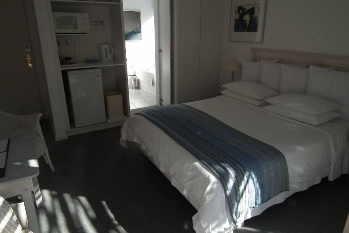 Mountain Facing with king bed  | In-room safe, desk, iron/ironing board (on request), WiFi (free)