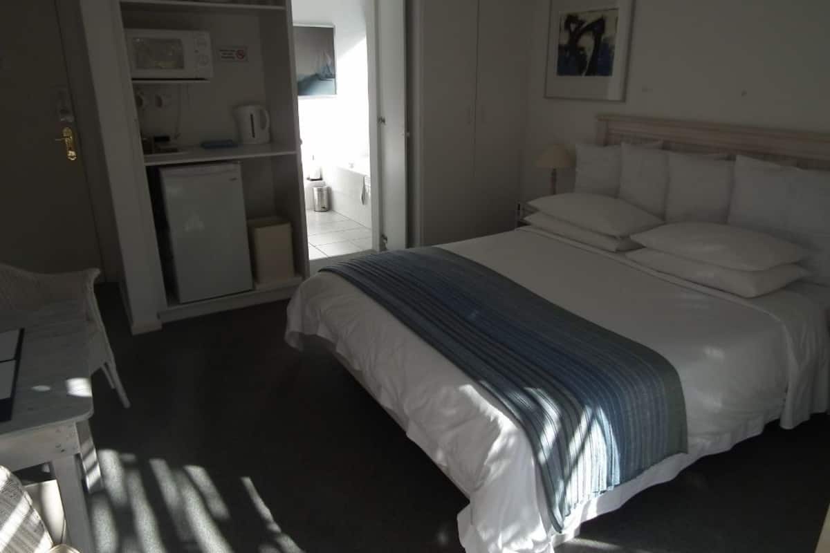 Room, 1 Katil Raja (King), Mountain View | 2 bilik tidur, peti besi dalam bilik, meja, seterika/papan seterika