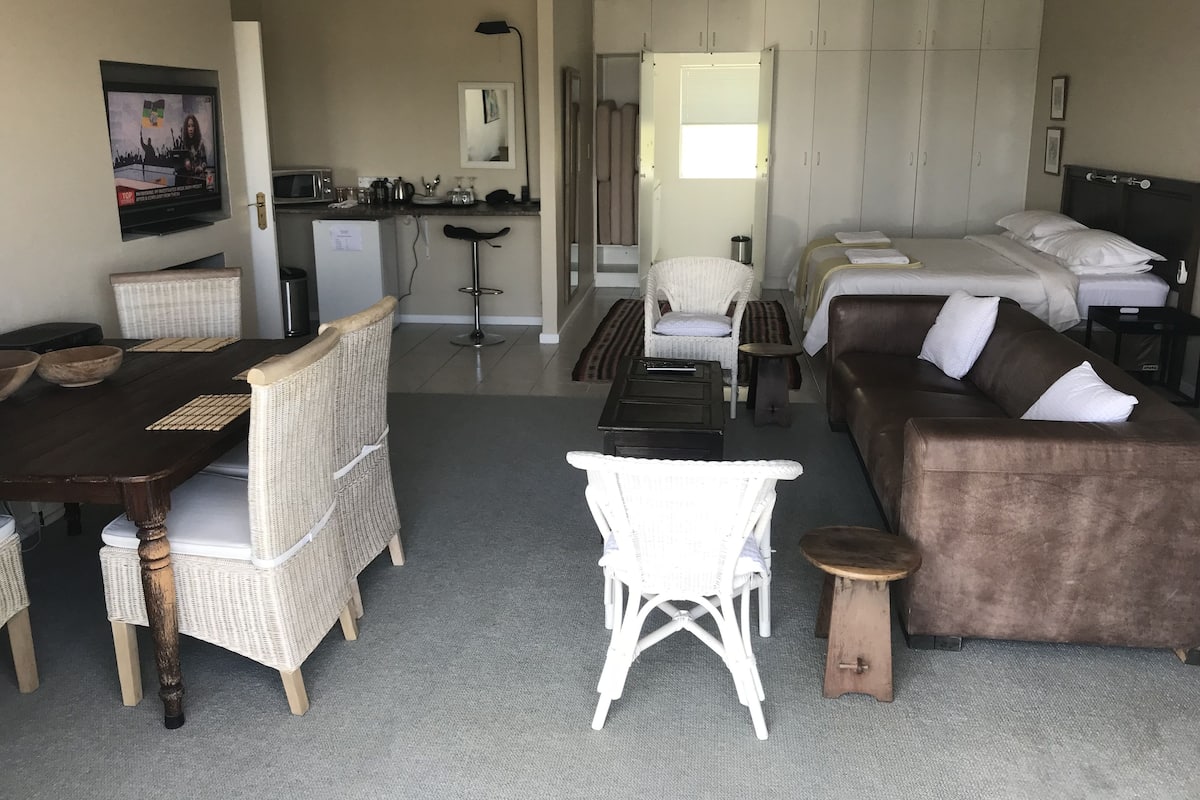 Deluxe Suite, 1 Bedroom, Non Smoking, Ocean View | 2 bilik tidur, peti besi dalam bilik, meja, seterika/papan seterika