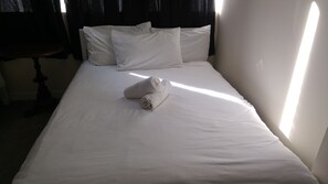 Tabla de planchar con plancha, wifi gratis y ropa de cama