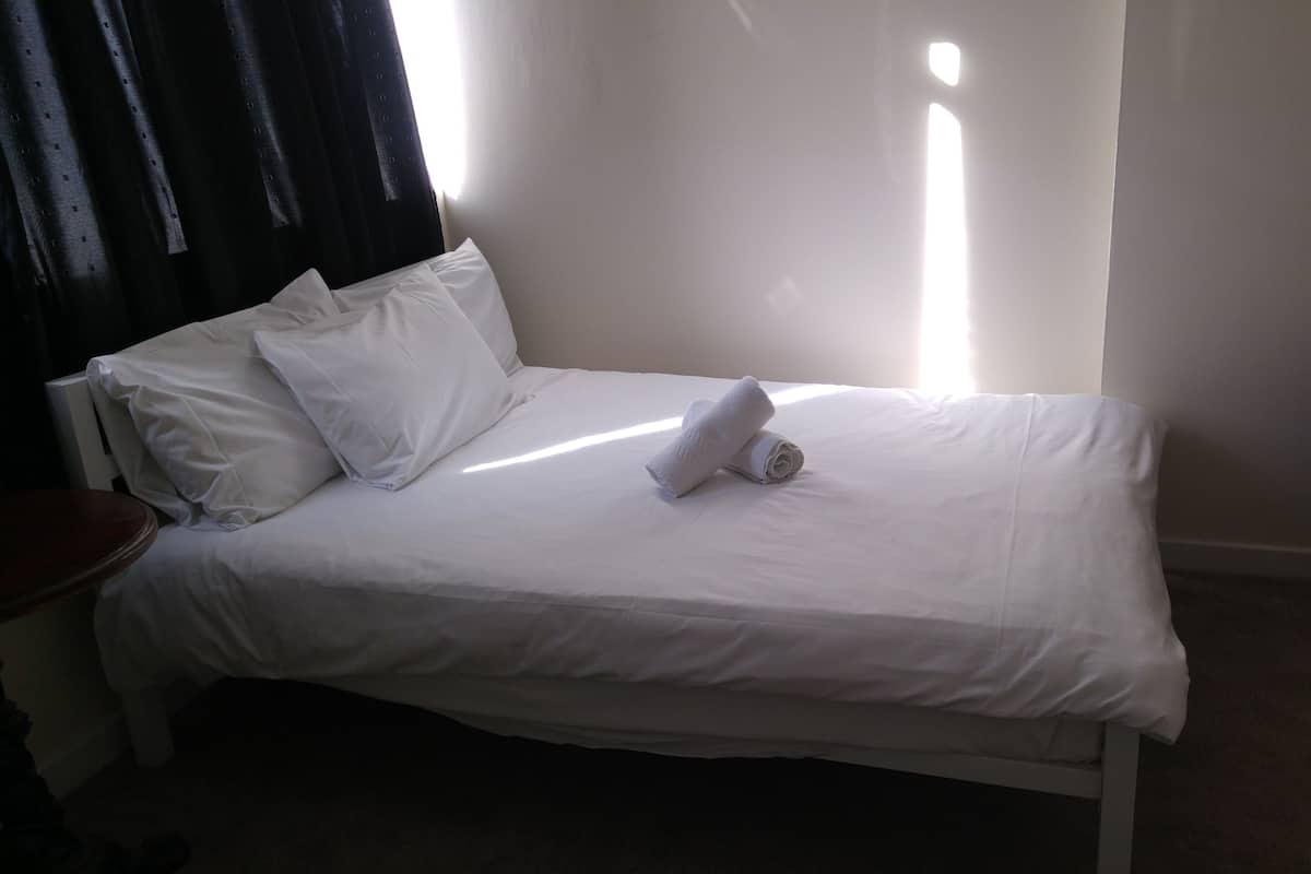 Doppelzimmer (1 Double Bed, Shared Bathroom) | Bügeleisen/Bügelbrett, kostenloses WLAN, Bettwäsche