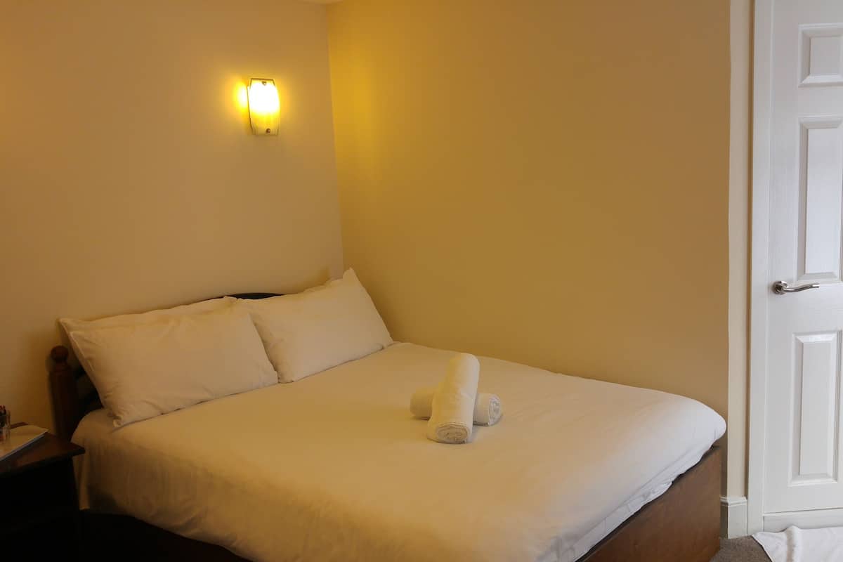 Standard-Doppelzimmer (1 Double Bed) | Bügeleisen/Bügelbrett, kostenloses WLAN, Bettwäsche