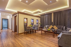 豪華套房 | 客廳 | 46 吋LED 電視連精選電視頻道、電視