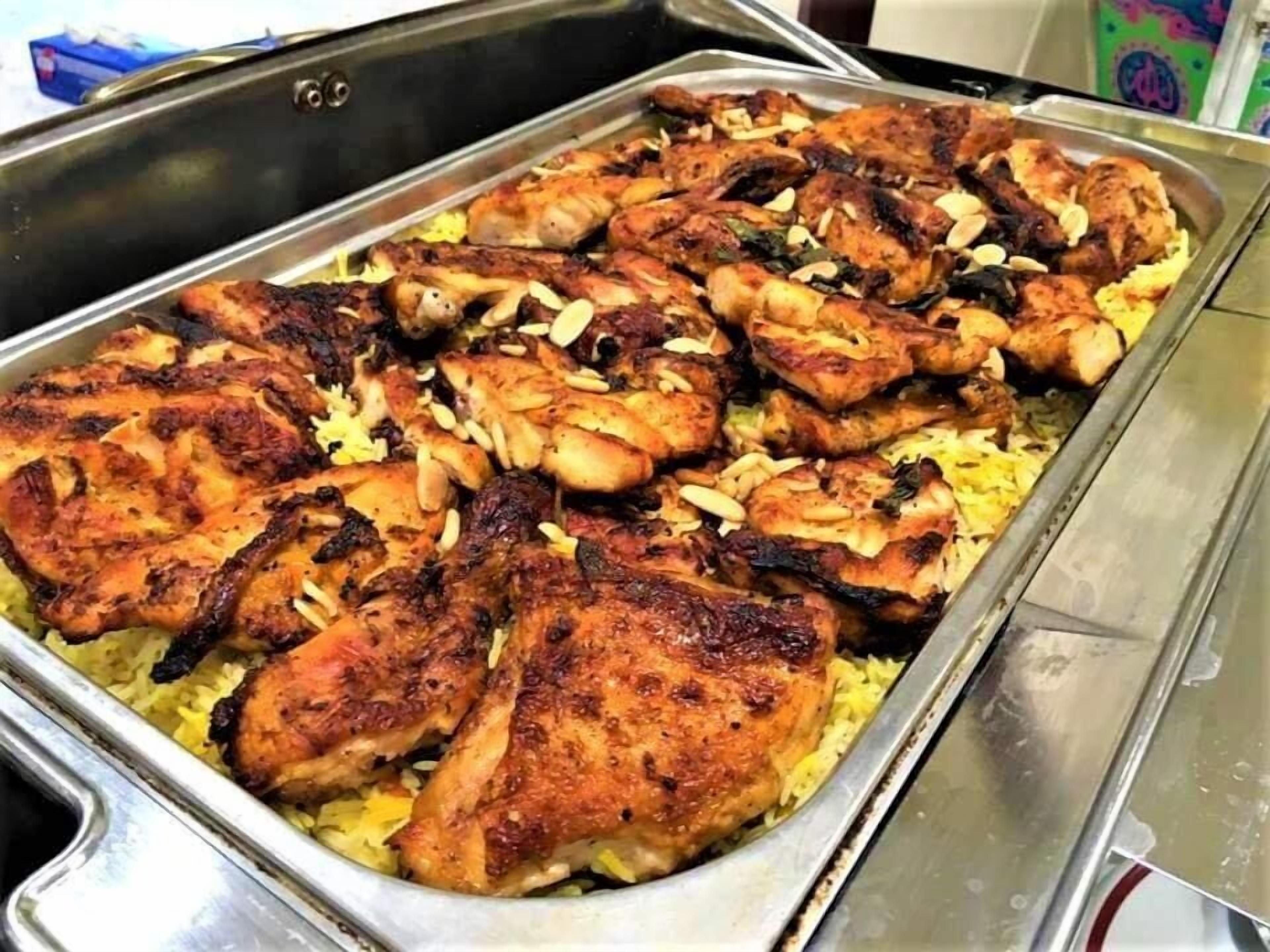 Svédasztal, ahol grillezett csirkét és rizst kínálnak.