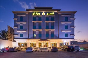 Fassade der Unterkunft – Abend/Nacht