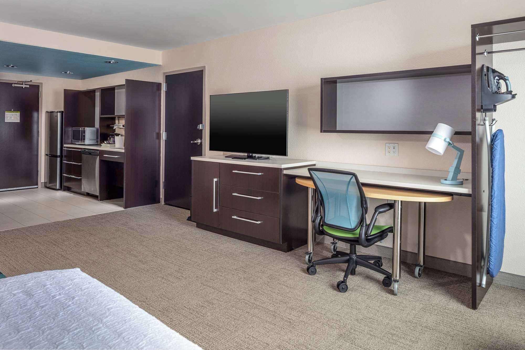 studio, 1 queen bed, accessible, bathtub | private kitchen | full-sized fridge, microwave, dishwasher, coffee/tea maker