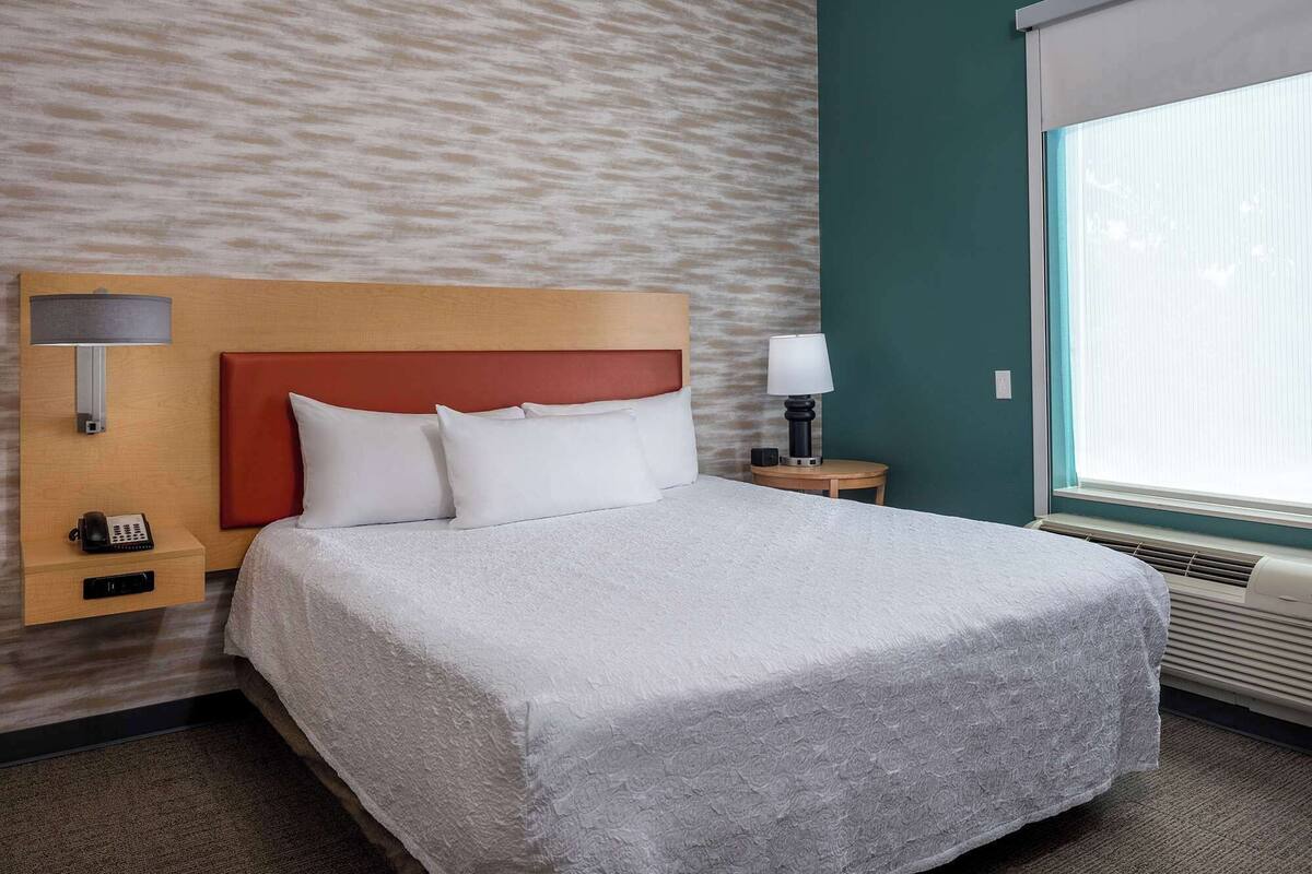 Suite, 1 King Bed, Accessible (Roll-in Shower)