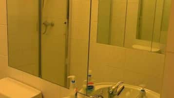 Kamar Double Standar | Kamar mandi | Kombinasi shower/bathtub dan perlengkapan mandi gratis