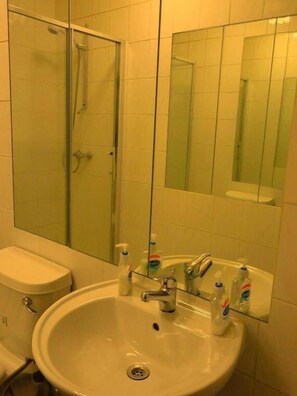 Standard Double Room | Bathroom | Combined shower/bathtub, free toiletries, hair dryer, towels - City View Hotel London (London)