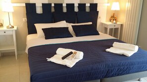 Quadruple Room, Ensuite | In-room safe, desk, free WiFi, bed sheets - Central Park B&B (Casarile)