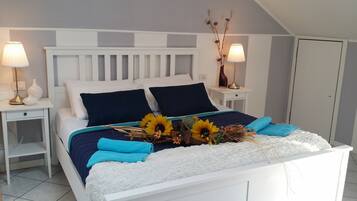 Chambre Double, 1 lit double, salle de bains commune