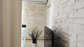 Classic Double or Twin Room, 1 Bedroom | In-room safe, desk, free WiFi, bed sheets