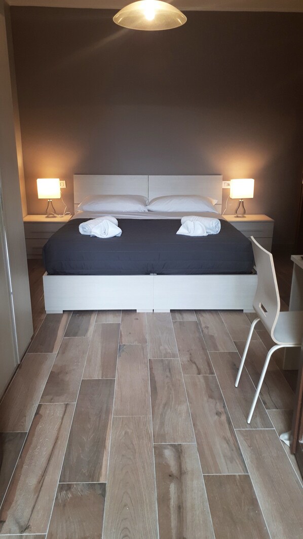 经典双人房或双床房, 1 间卧室 | 客房内保险箱、办公桌、免费 WiFi、床单