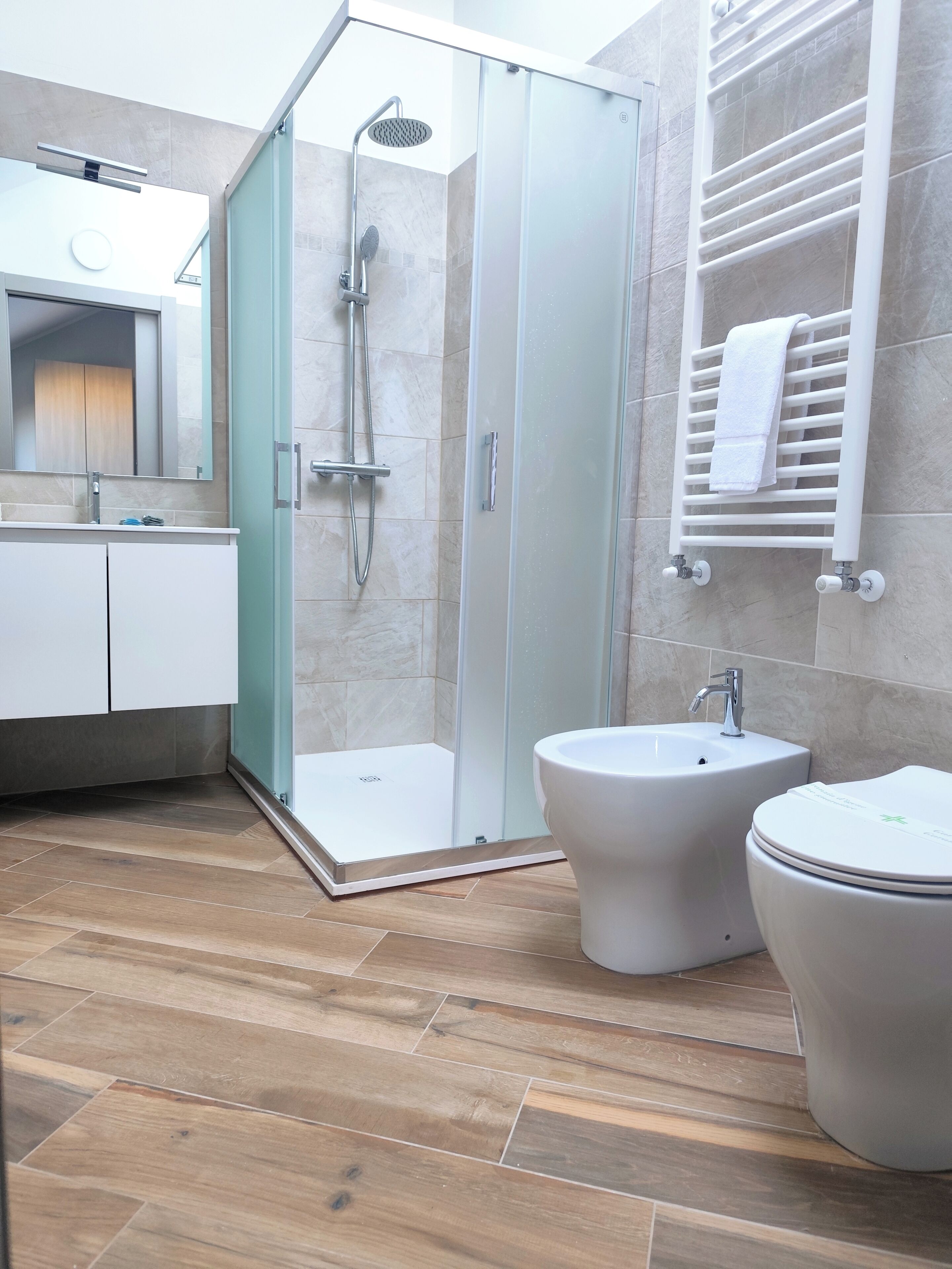 Een douche, gratis toiletartikelen, een haardroger, een bidet