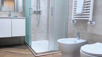 Een douche, gratis toiletartikelen, een haardroger, een bidet
