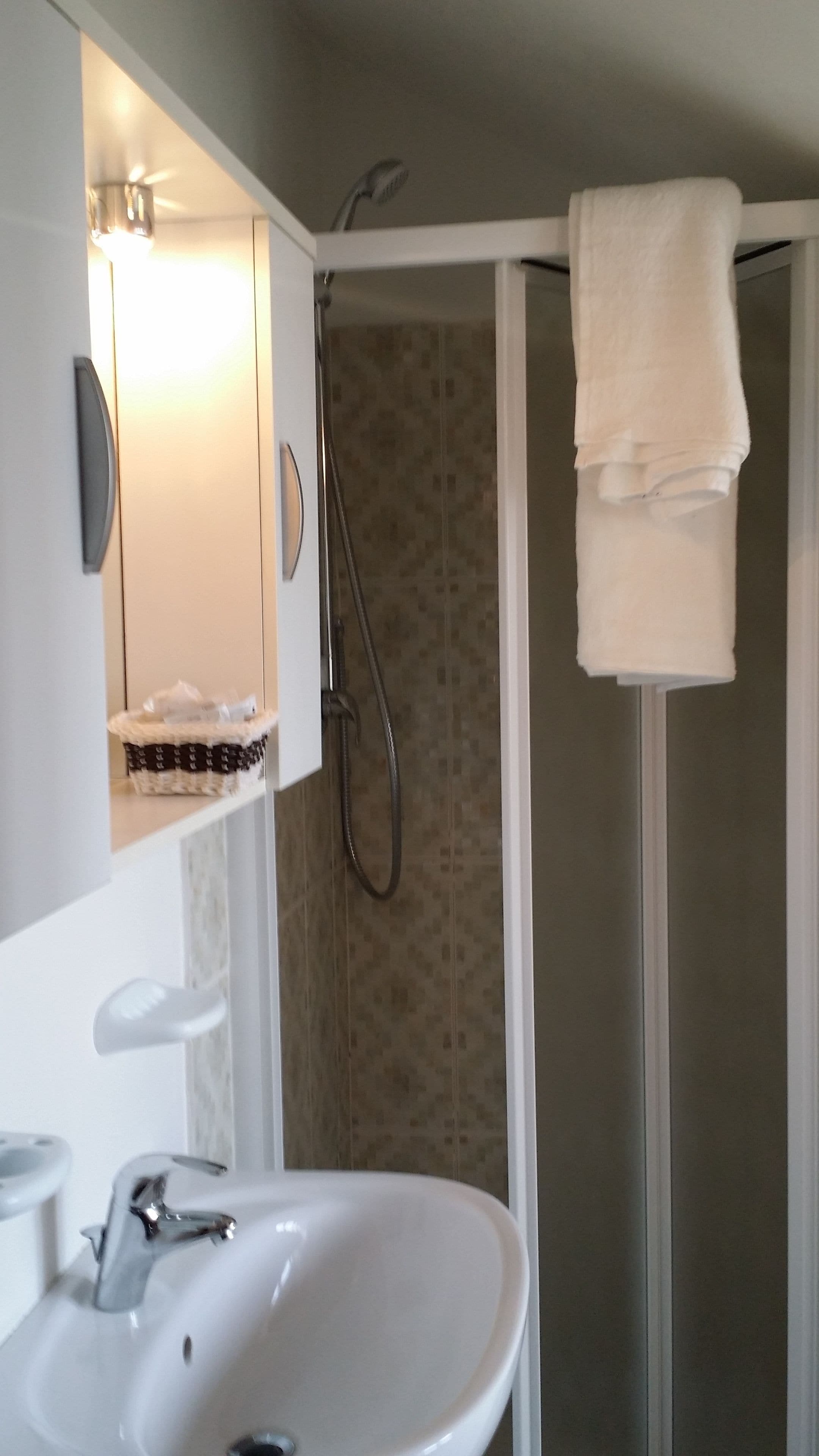 Camera quadrupla, bagno in camera | Bagno | Doccia, set di cortesia gratuito, asciugacapelli, bidet