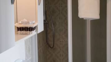 Camera quadrupla, bagno in camera | Bagno | Doccia, set di cortesia gratuito, asciugacapelli, bidet