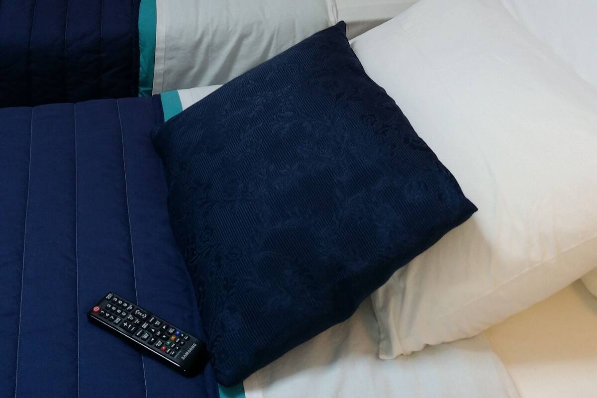 ツインルーム シングルベッド 2 台 共用バスルーム | セーフティボックス (室内)、デスク、WiFi (無料)、ベッドシーツ