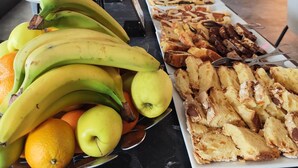 A buffet with various fruits and pastries. - Central Park B&B (Casarile)