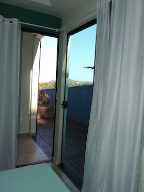 Standard Triple Room | Minibar, in-room safe, blackout drapes, iron/ironing board - Pousada Akaroa (Búzios)